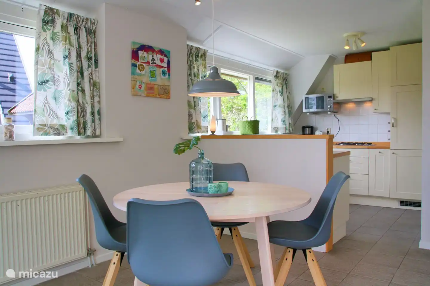 offene Küche mit rundem Tisch