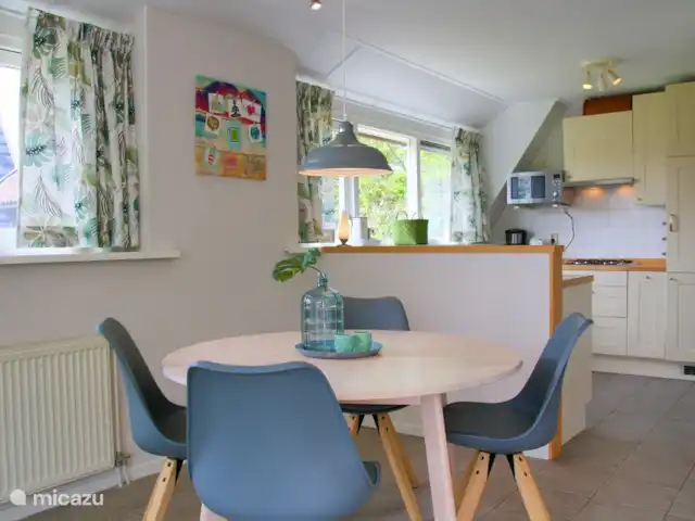 Parque de arena 52 en Países Bajos, Holanda del Norte, Groote Keeten - casa vacacional cocina abierta con mesa redonda