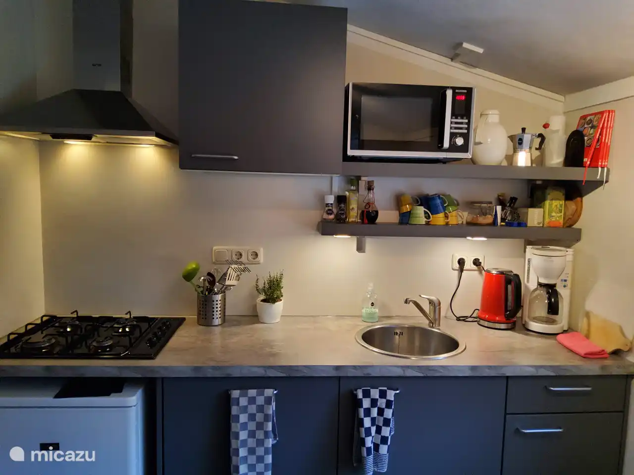 Fully equipped with fridge / freezer, dishwasher, kettle, coffee maker, combination microwave