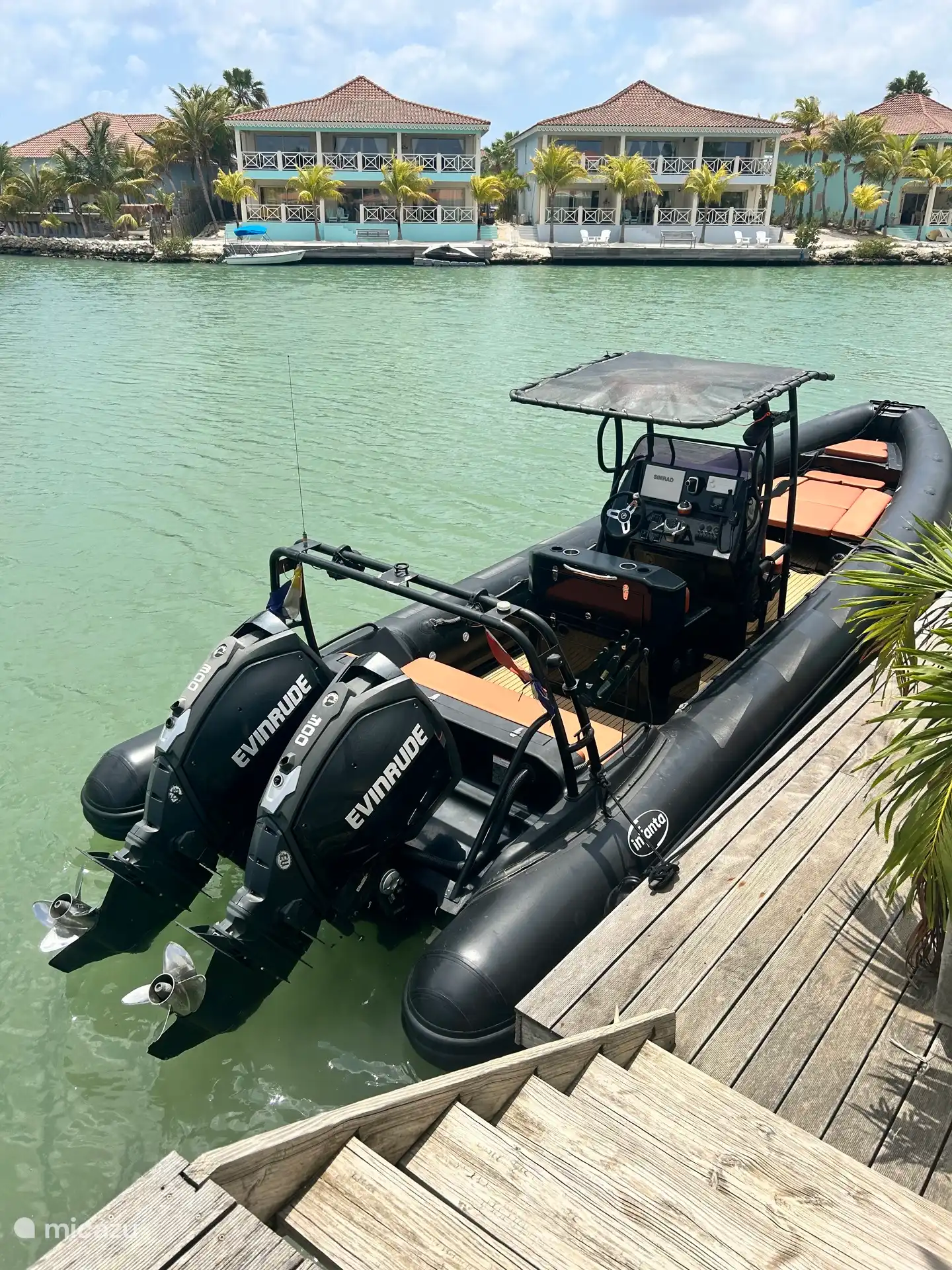 Normally the canoes are moored here, but now a rental boat