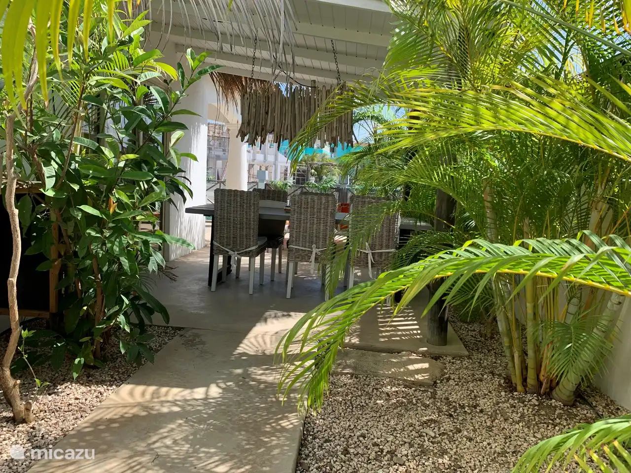 Garden with dining area