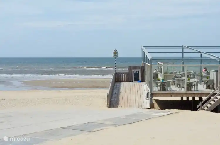 Tente de plage Zee van Tijd à l'entrée de la plage du parc de vacances.