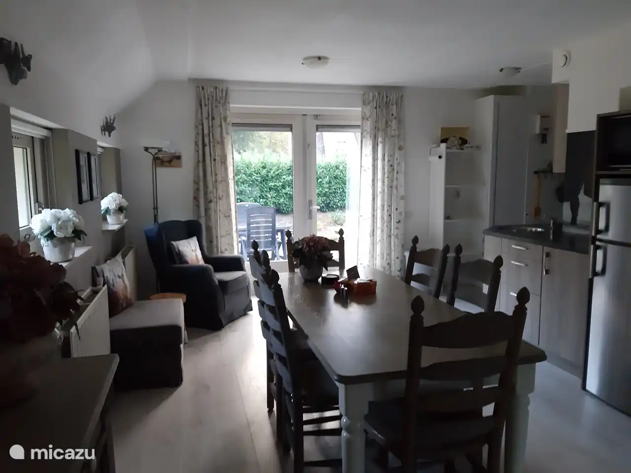 Hinterzimmer mit Essbereich.