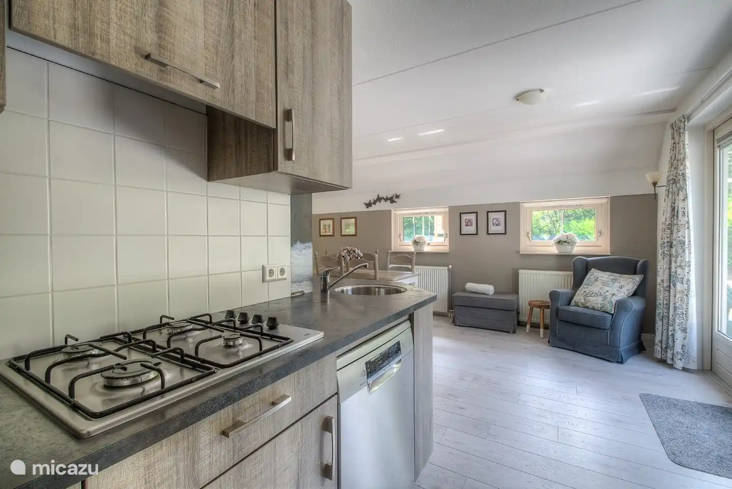 Attraktive Küche mit Geschirrspüler.