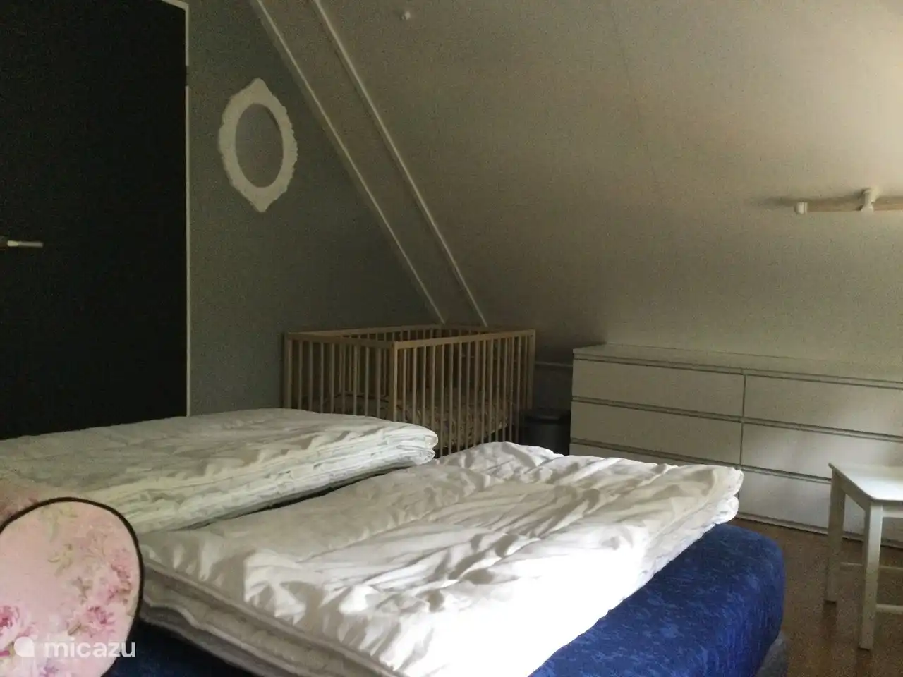 Vorderes Schlafzimmer mit Kinderbett.