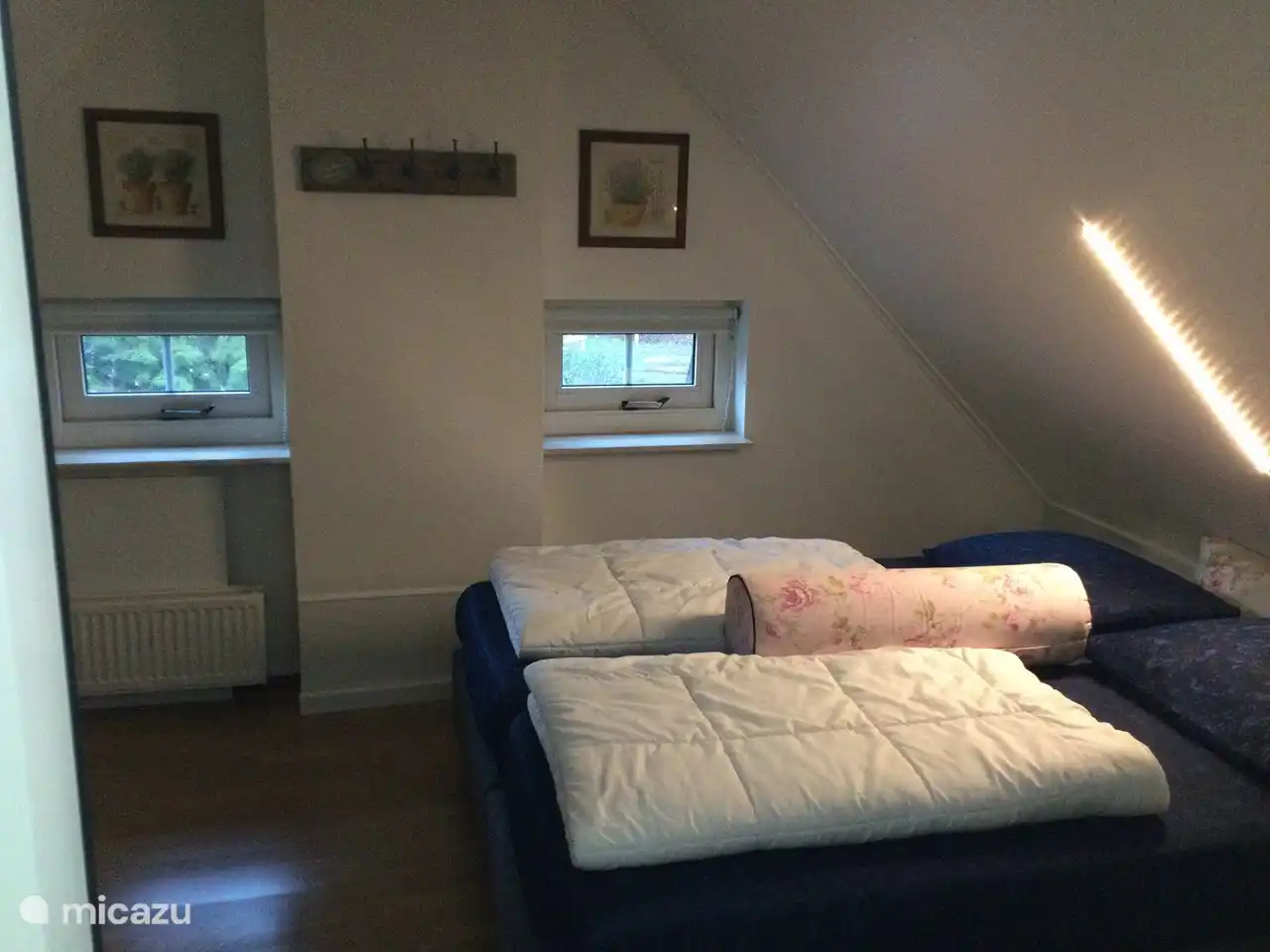 Schlafzimmer vorne mit 2 Einzel-Boxspringbetten
