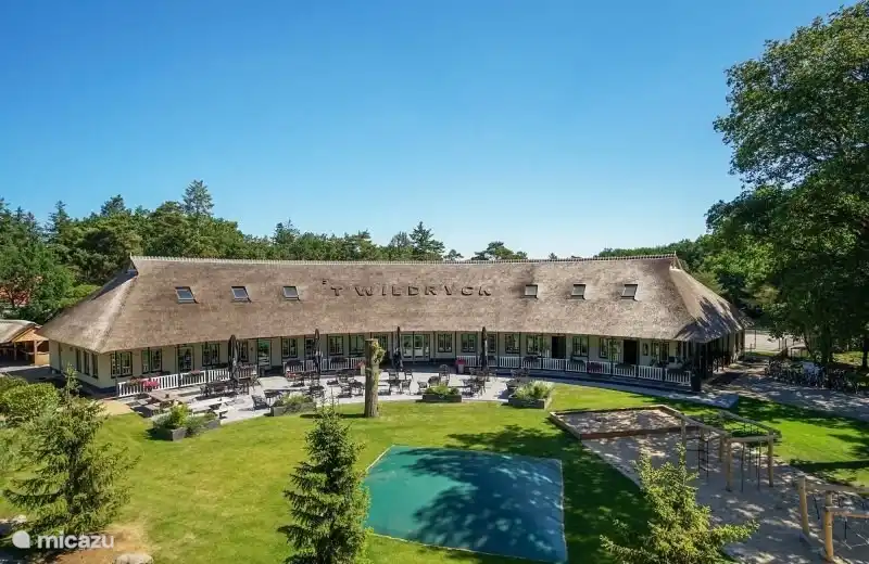 Das Hauptgebäude mit Rezeption, Swimmingpool, Dachboden und Restaurant.