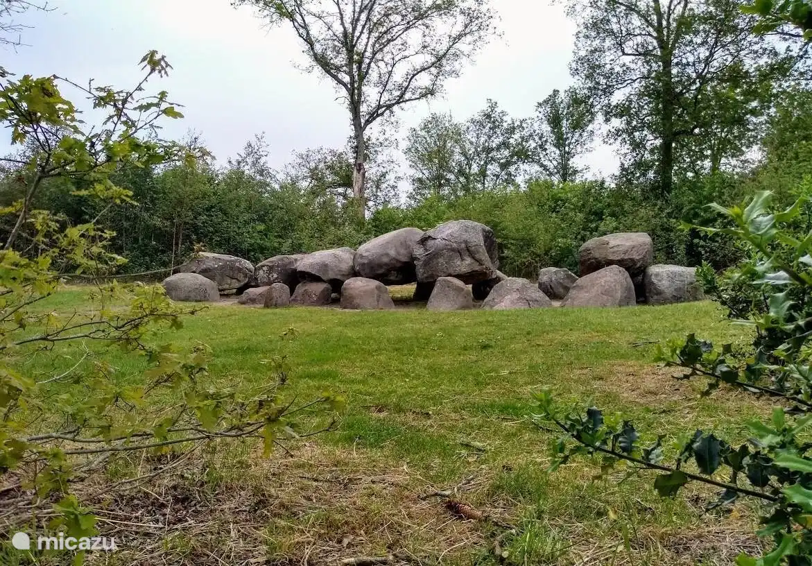 Ein Hunebed ist zu Fuß oder mit dem Fahrrad erreichbar.
