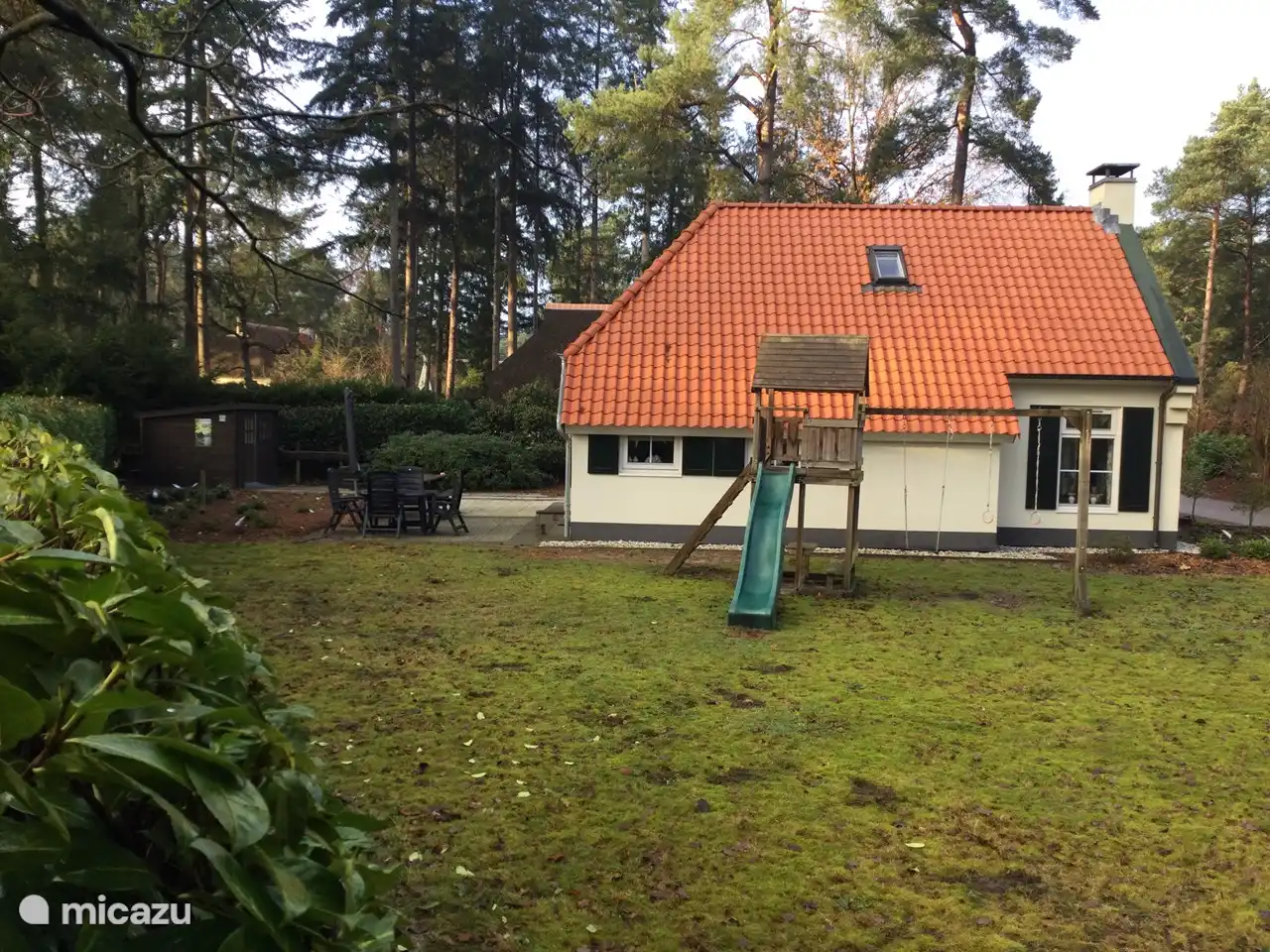 Garten an der Seite .. schönes Toben mit den Kindern.