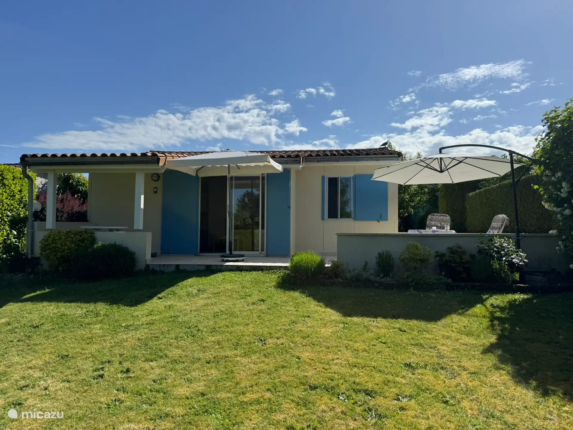 Rückseite des Ferienhauses nach Süden mit Blick auf den Garten