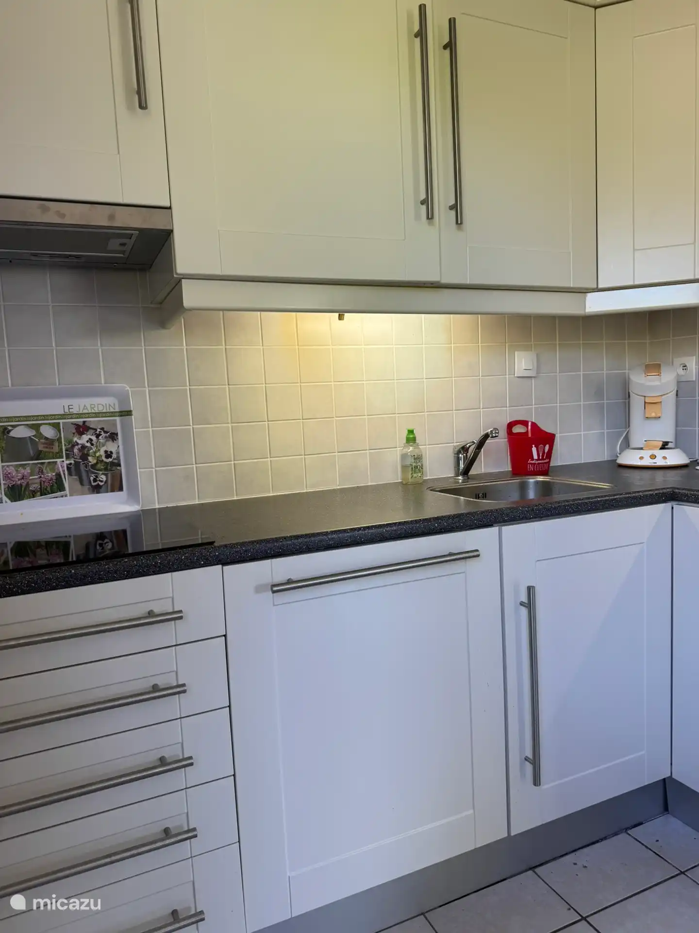 Küche mit Induktionskochfeld, Kaffeepadmaschine und Nespressomaschine