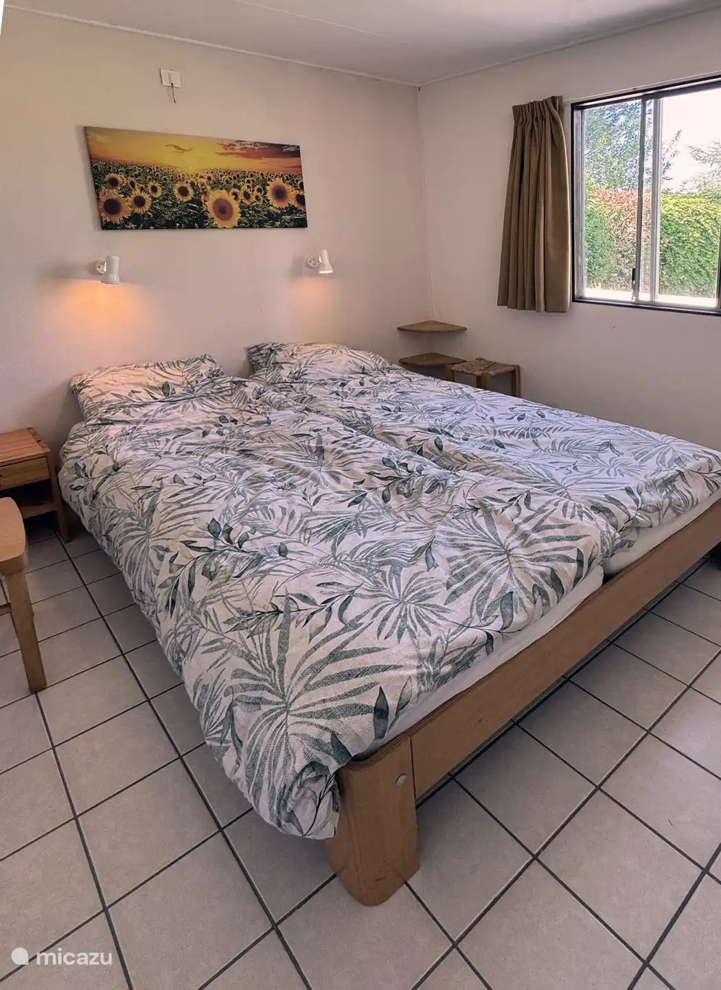 Schlafzimmer mit zwei Einzelbetten nebeneinander
