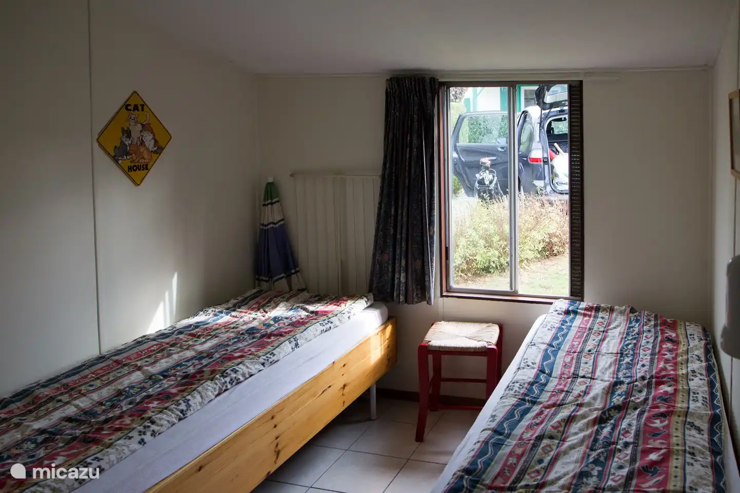 Schlafzimmer mit zwei Einzelbetten