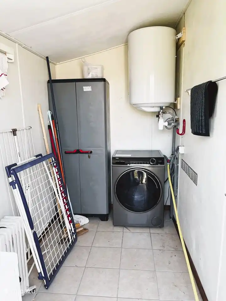 Hauswirtschaftsraum mit Waschmaschine/Trockner-Kombination und 80-Liter-Boiler