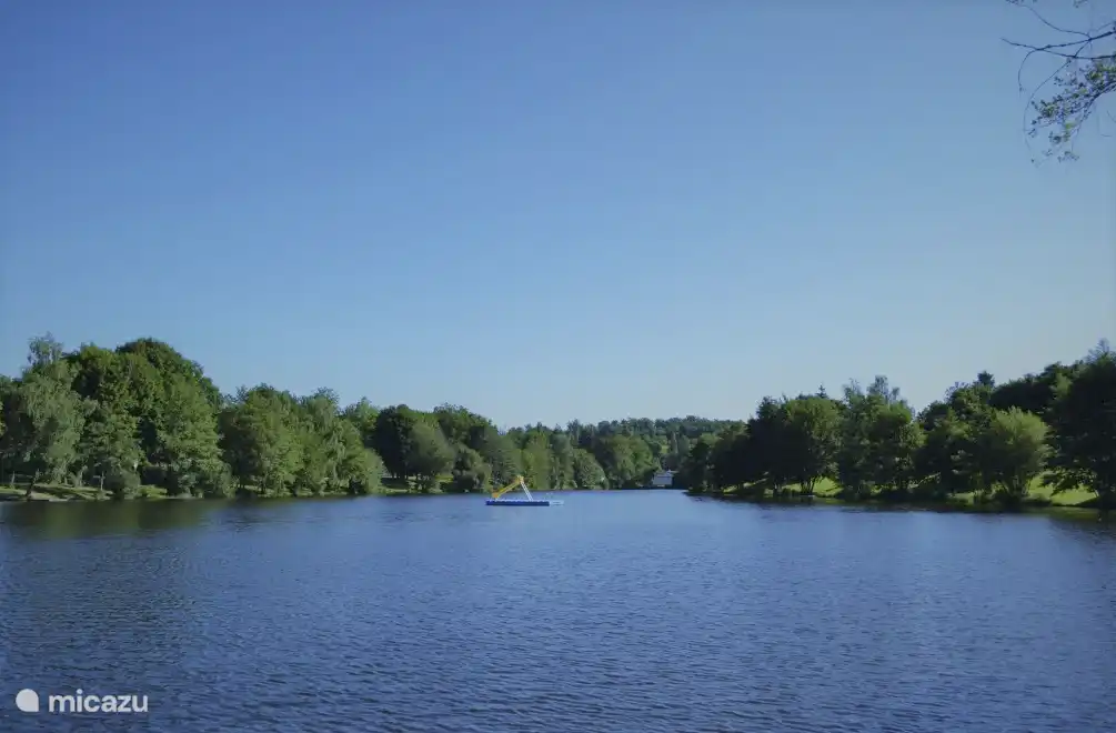 Auf 200 Metern gibt es einen See, an dem Sie schwimmen können, und einen Strand mit Sonnenliegen.