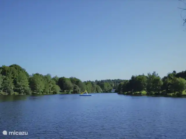 Village le Chat 97 | France, Charente, Écuras - maison de vacances Il y a un lac à 200 mètres où vous pourrez nager et il y a aussi une plage avec des transats.