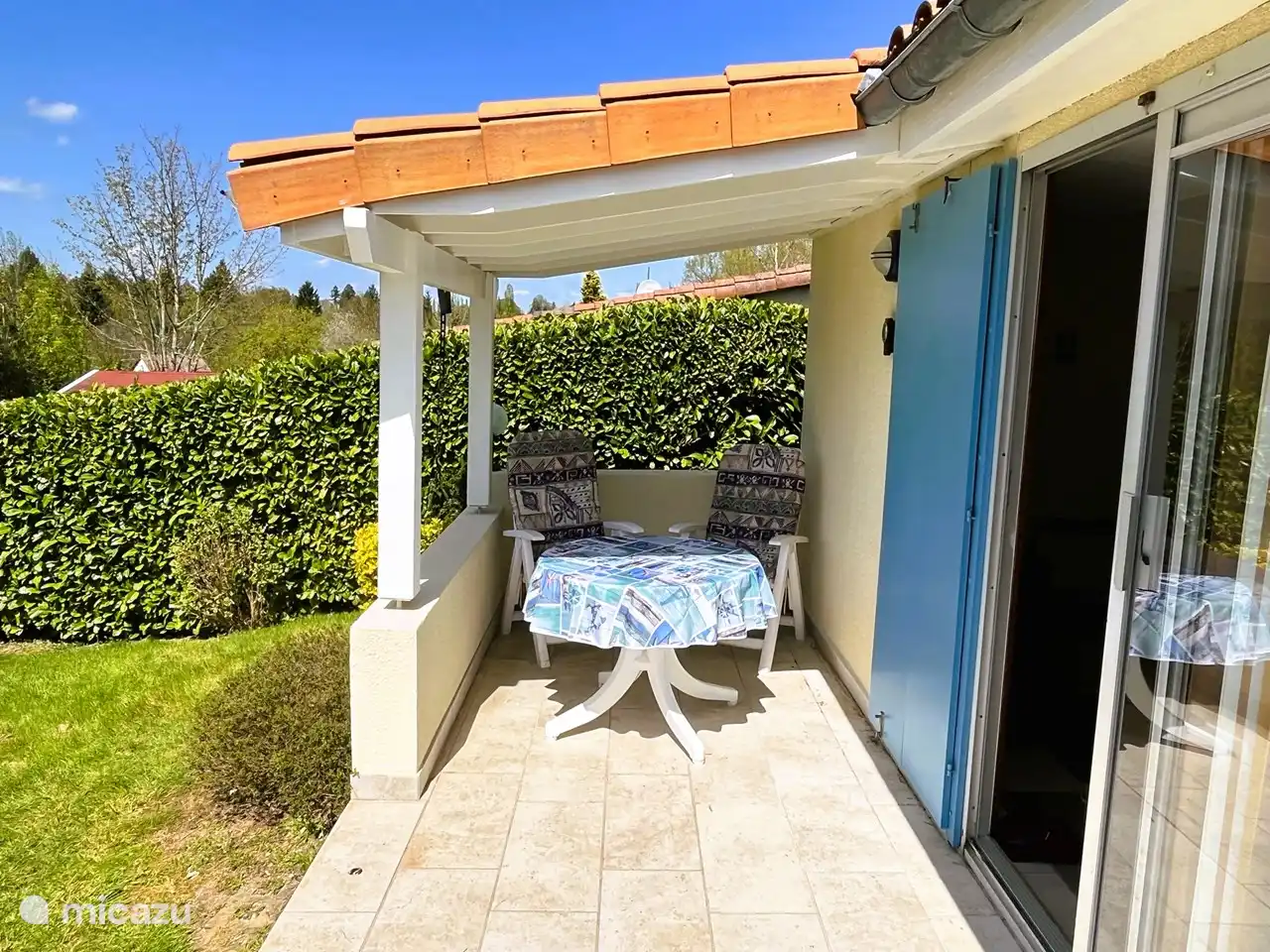 Leckeres Essen im Schatten unter dem Unterstand.