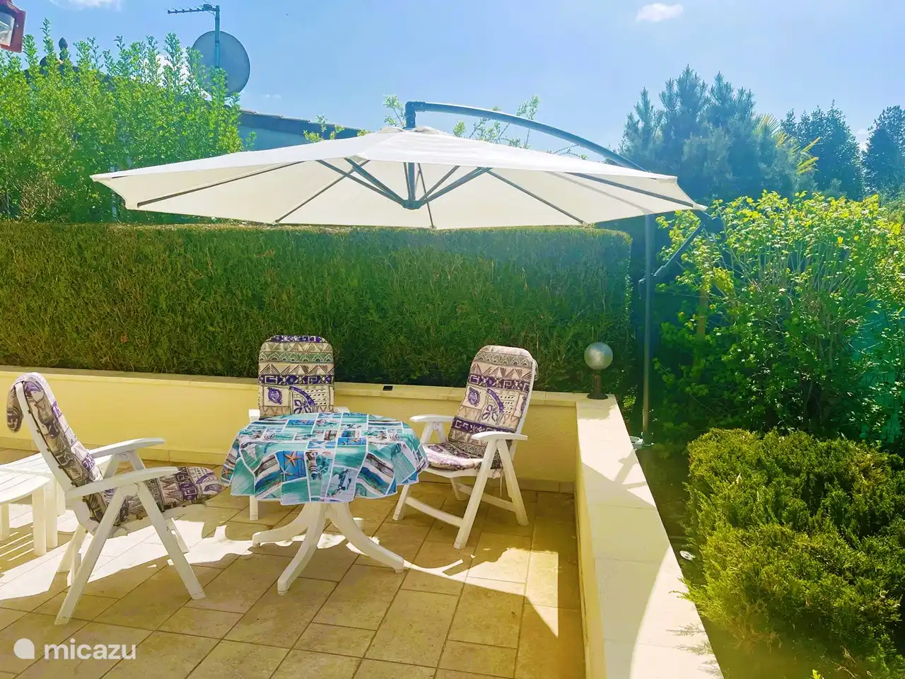 Großer Sonnenschirm ist vorhanden