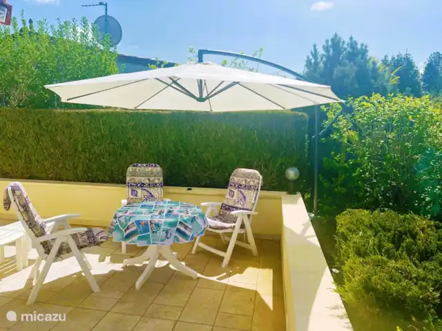 Village le Chat 97 | France, Charente, Écuras - maison de vacances Un grand parasol est disponible