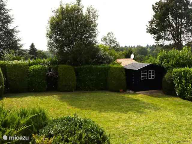 Village le Chat 97 | France, Charente, Écuras - maison de vacances Jardin avec cabanon de rangement à l'arrière