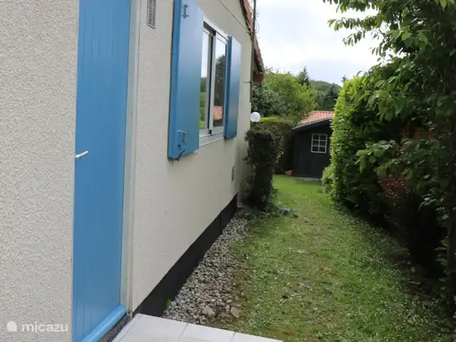 Village le Chat 97 | France, Charente, Écuras - maison de vacances Côté du bungalow où se trouve l'accès à la buanderie. Il y a une combinaison laveuse/sécheuse et un réfrigérateur supplémentaire avec congélateur