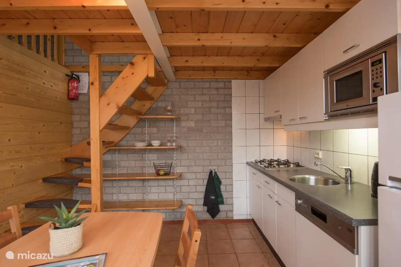 Küche mit Treppe zum Schlafzimmer.