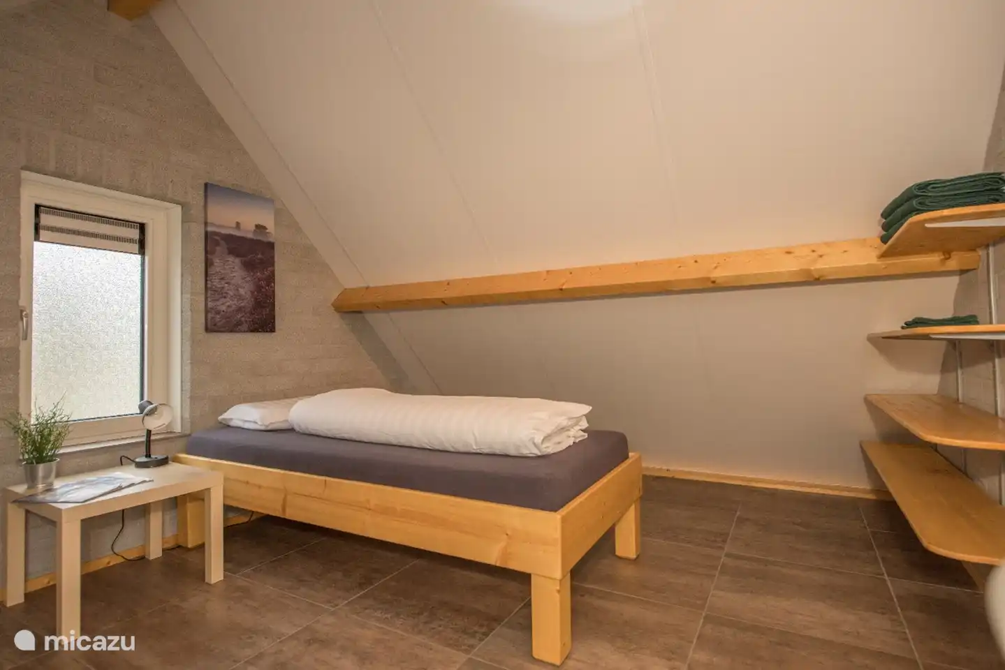 Schlafzimmer im Obergeschoss mit einem Einzelbett
\