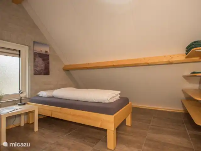 Walibi marrón en Países Bajos, Barbante Septentrional, Heesch - bungaló Dormitorio de arriba, con una cama individual.
\