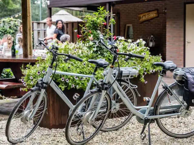 Walibi marrón en Países Bajos, Barbante Septentrional, Heesch - bungaló Después de un hermoso paseo en bicicleta, tome una bebida refrescante en el Hunting Lodge