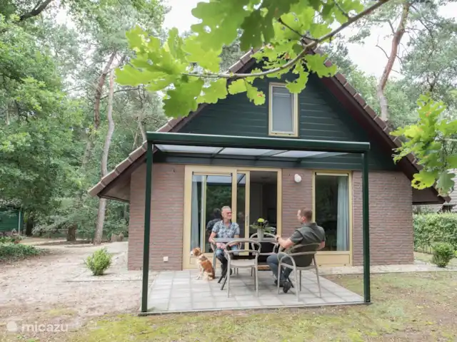 Walibi marrón en Países Bajos, Barbante Septentrional, Heesch - bungaló Disfruta de la propia terraza durante una lluvia de verano