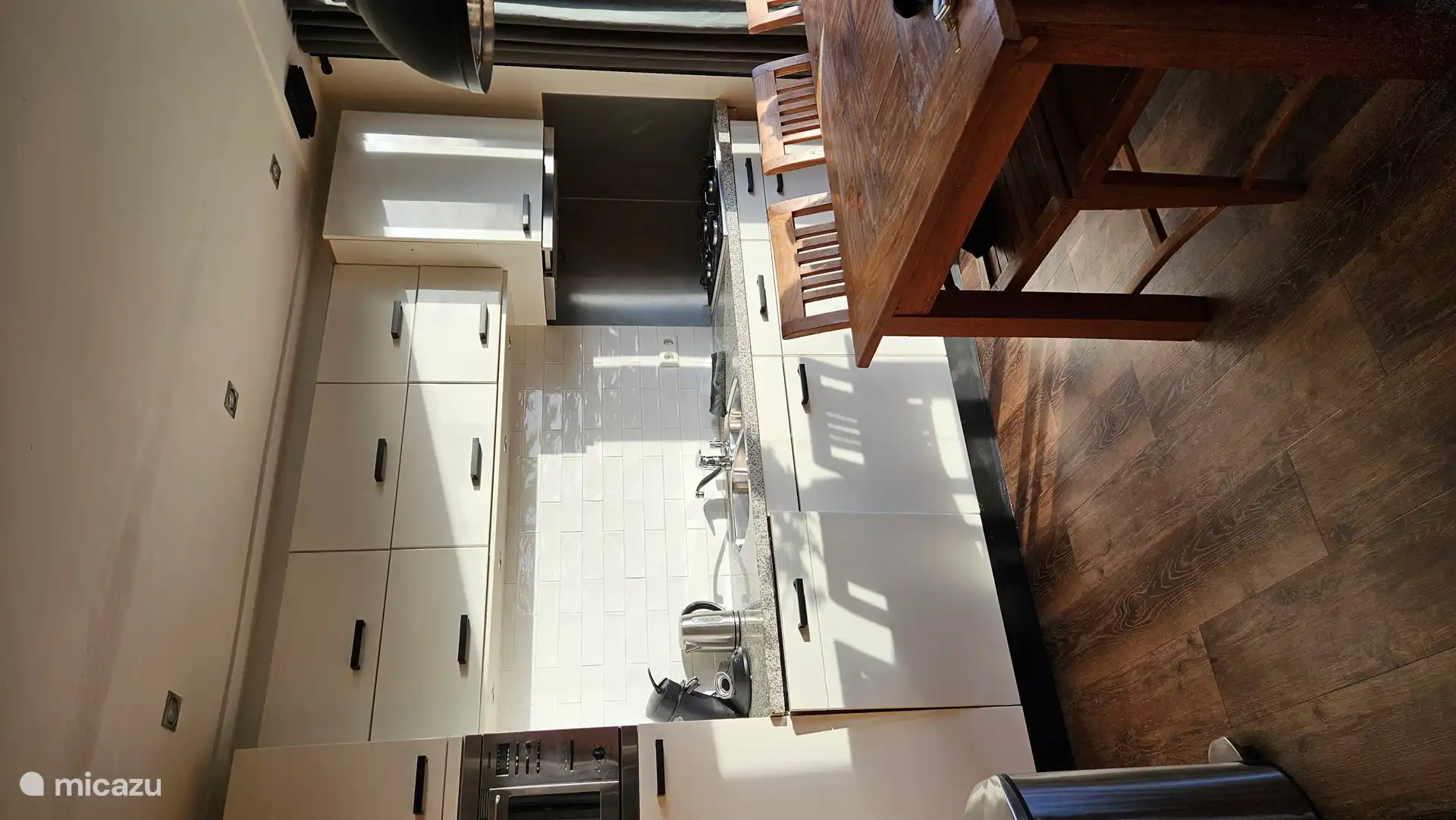 Offene Küche mit Esstisch.
Ausgestattet mit Backofen/Mikrowelle, Geschirrspüler, Kühlschrank mit kleinem Gefrierfach, Senseo und Filterkaffeemaschine und Wasserkocher.