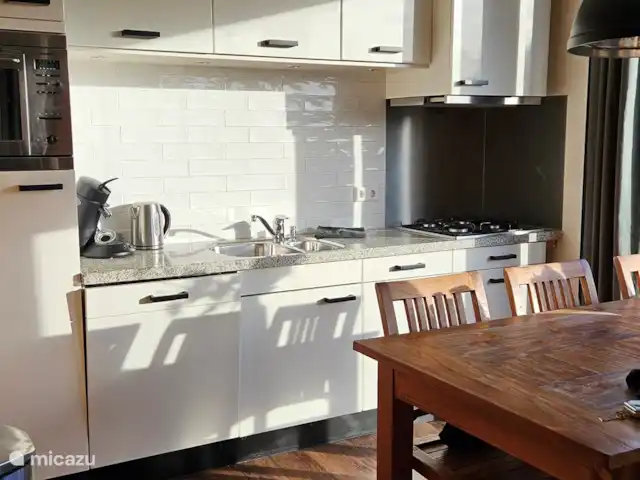 Horizon | Pays-Bas, Gueldre, Voorthuizen - bungalow Cuisine ouverte avec table à manger.
Equipé d’un four / micro-ondes, d’un lave-vaisselle, d’un réfrigérateur avec petit compartiment congélateur, d’une machine à café senseo et filtre et d’une bouilloire.