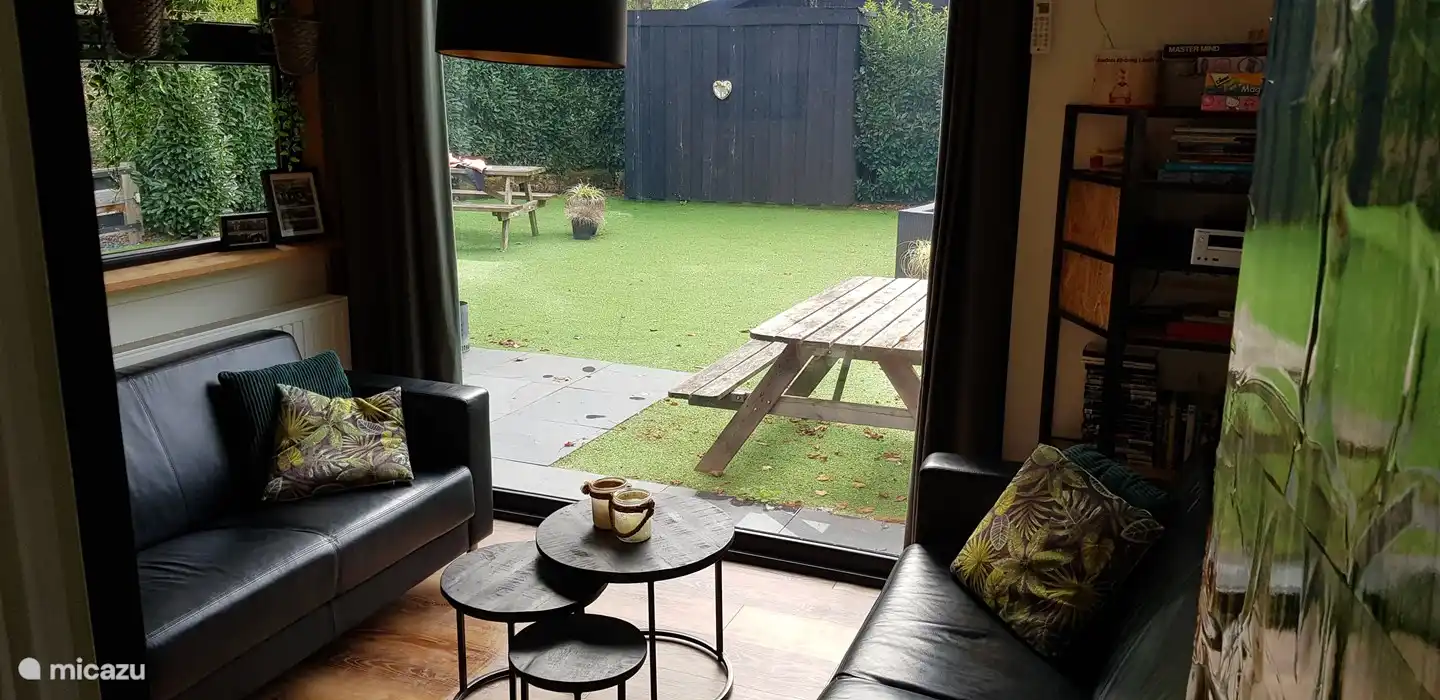 Sitzecke mit viel Licht und Blick in den großzügigen Garten.