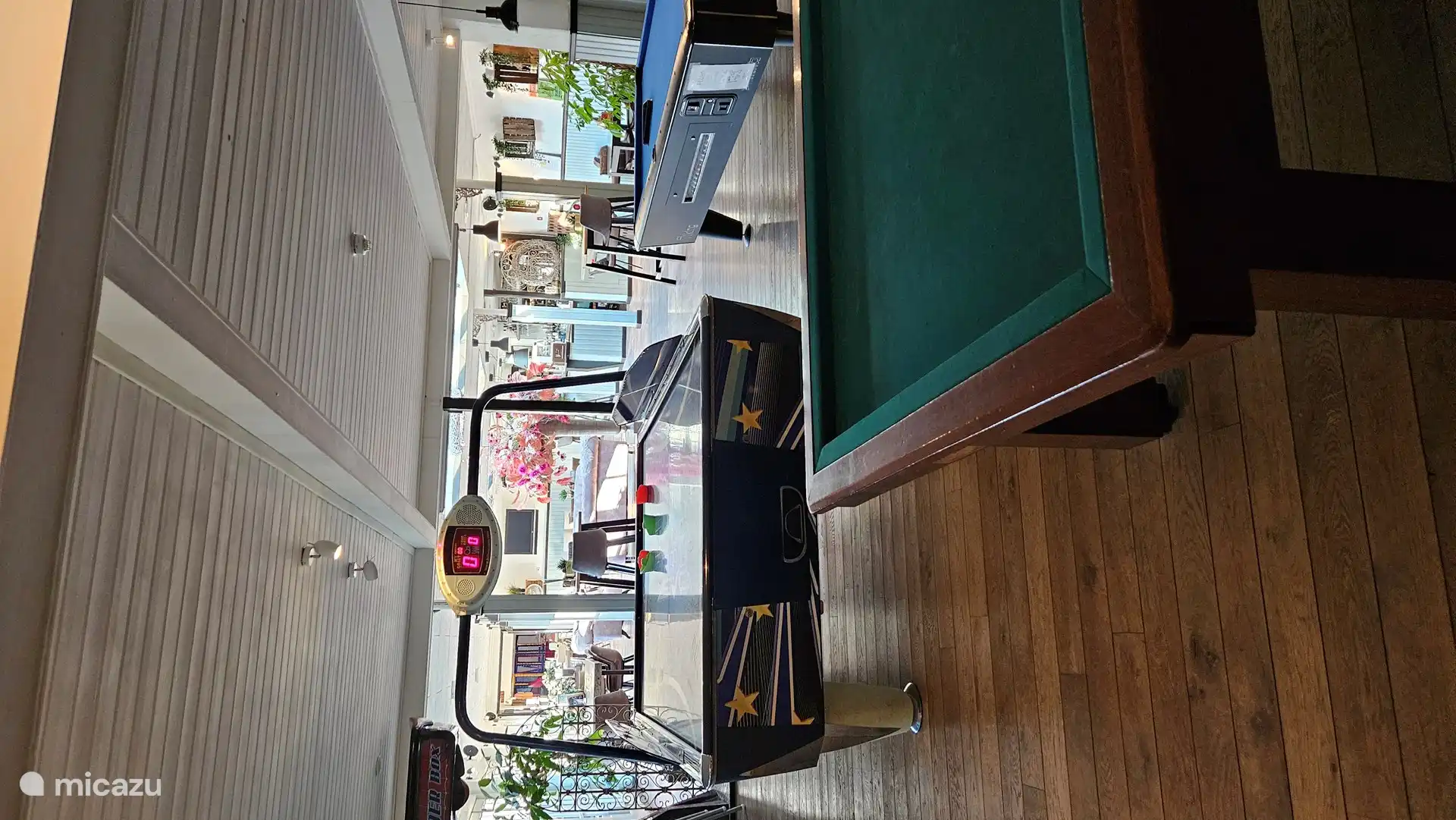 In der Lounge des Restaurants gibt es auch die Möglichkeit zum Billard, Billard und dem beliebten Airhockey-Tisch.