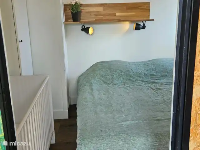 Horizon | Pays-Bas, Gueldre, Voorthuizen - bungalow Chambre parentale avec lit bébé.