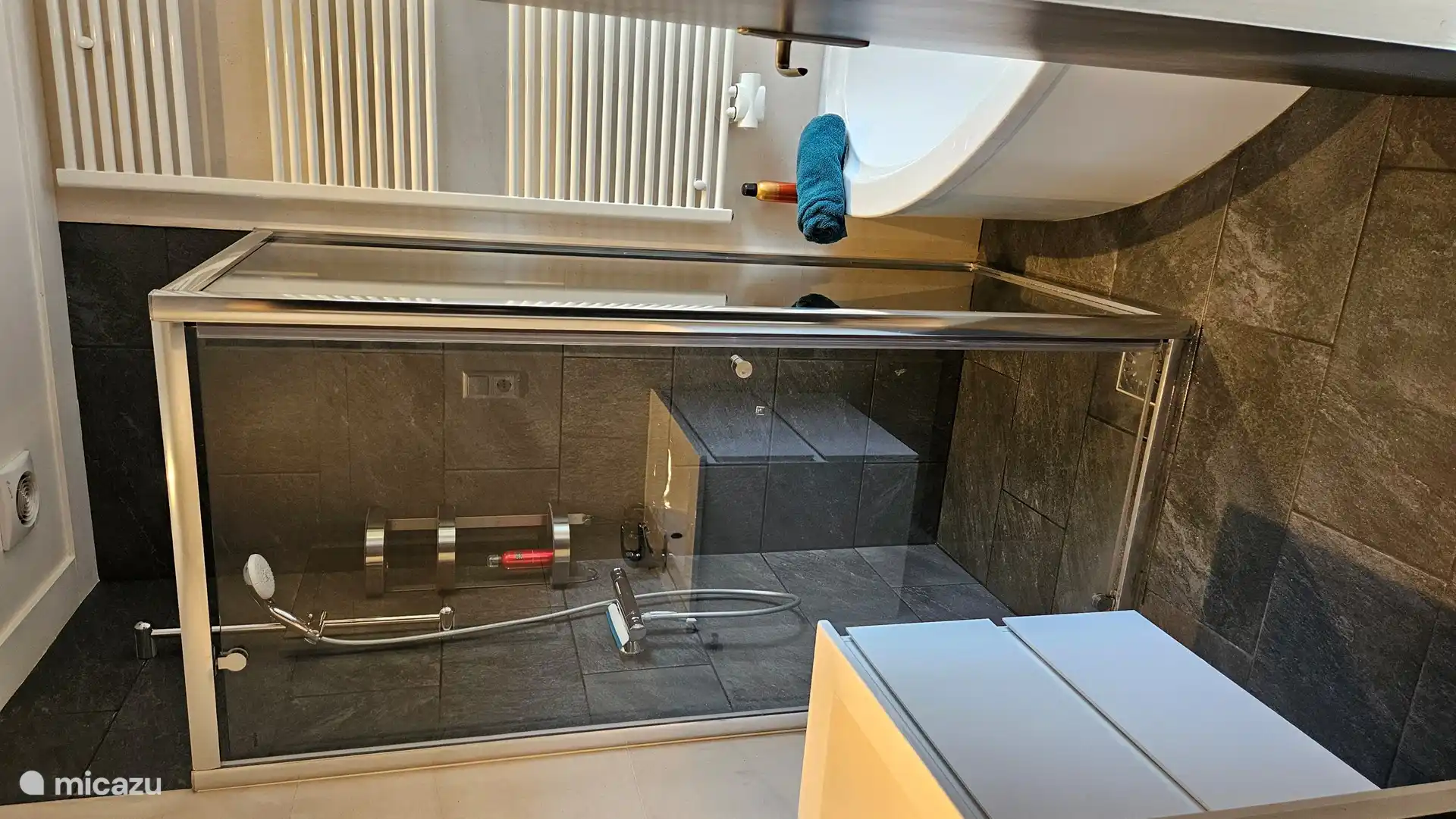 Schönes Badezimmer mit portugiesischem Marmor.
Waschbecken mit Stauraum, separater Dusche und großer Badewanne für 2 Personen.
