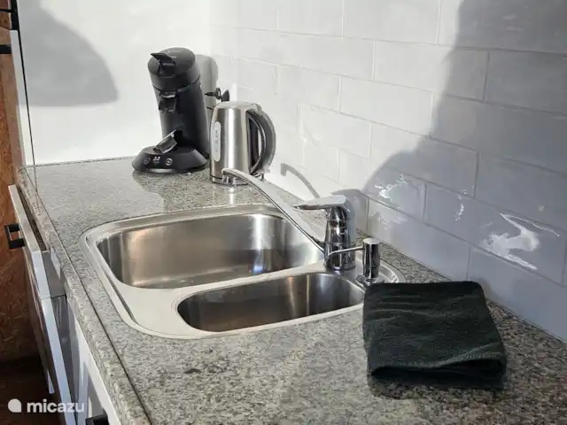 Horizon | Pays-Bas, Gueldre, Voorthuizen - bungalow Cuisine avec toutes les commodités.
Senseo, cafetière, bouilloire, micro-ondes, four, petit congélateur, réfrigérateur et beaucoup de vaisselle et de verres.