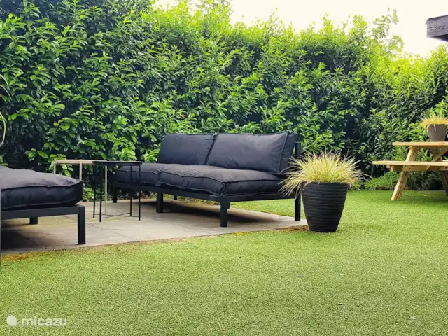 Horizon | Pays-Bas, Gueldre, Voorthuizen - bungalow Asseyez-vous dehors sur les canapés décontractés du salon, dans le jardin clôturé