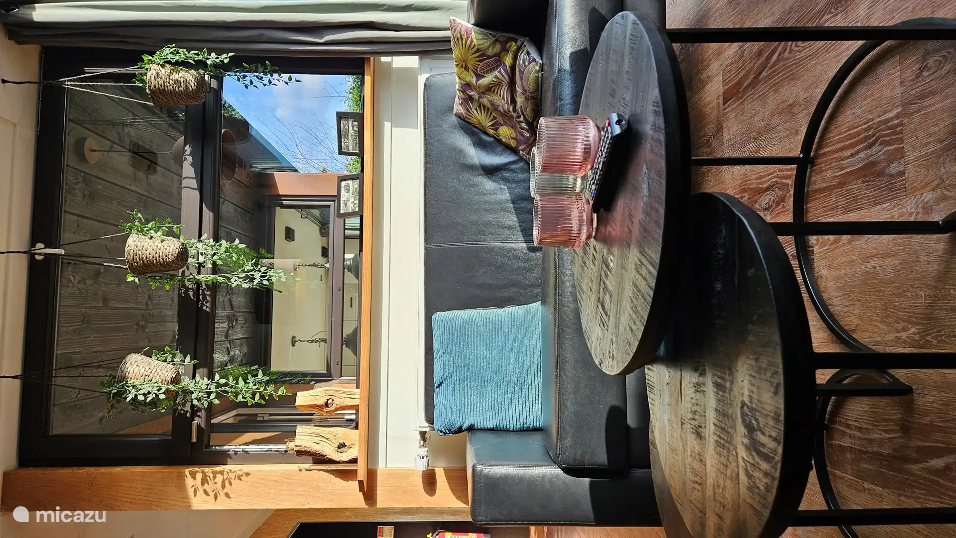 Schauen Sie fern oder genießen Sie den Blick in den Garten.