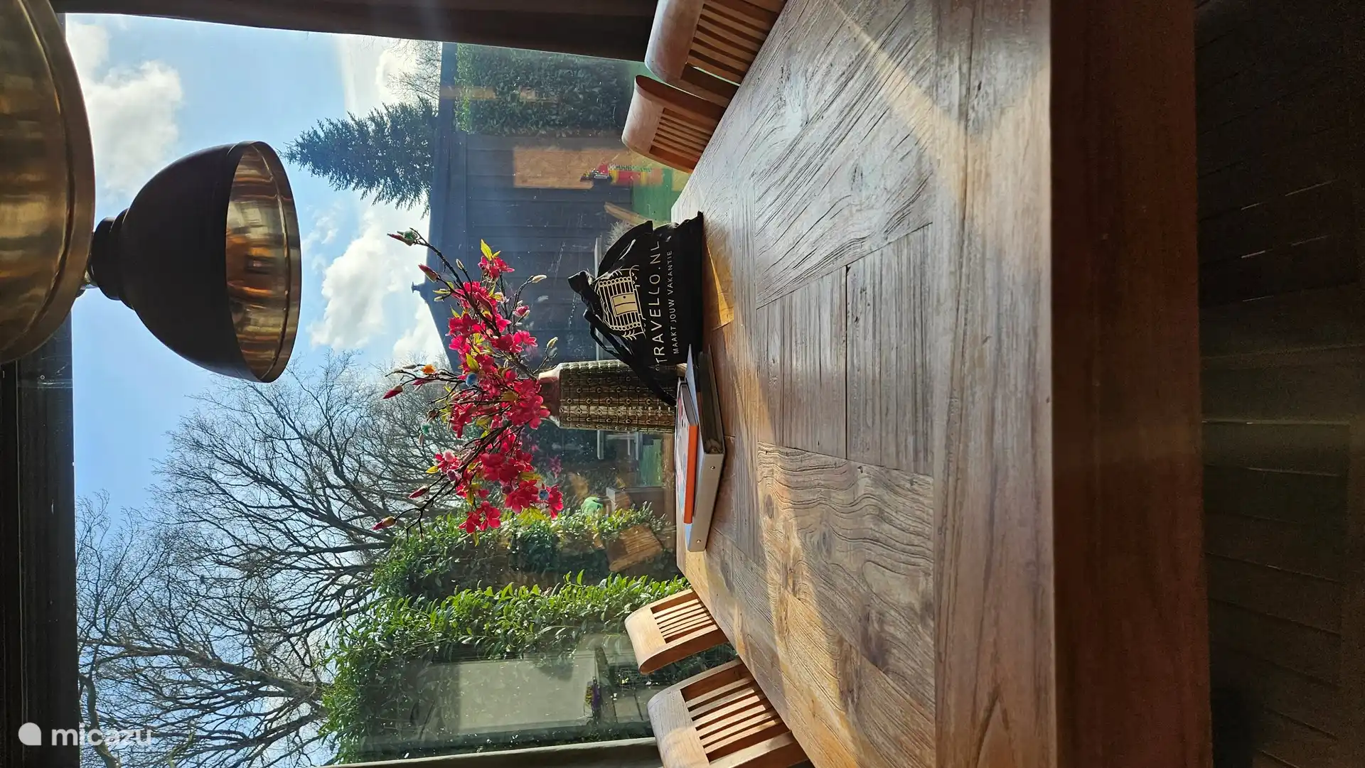 Esstisch mit Blick auf den Garten.