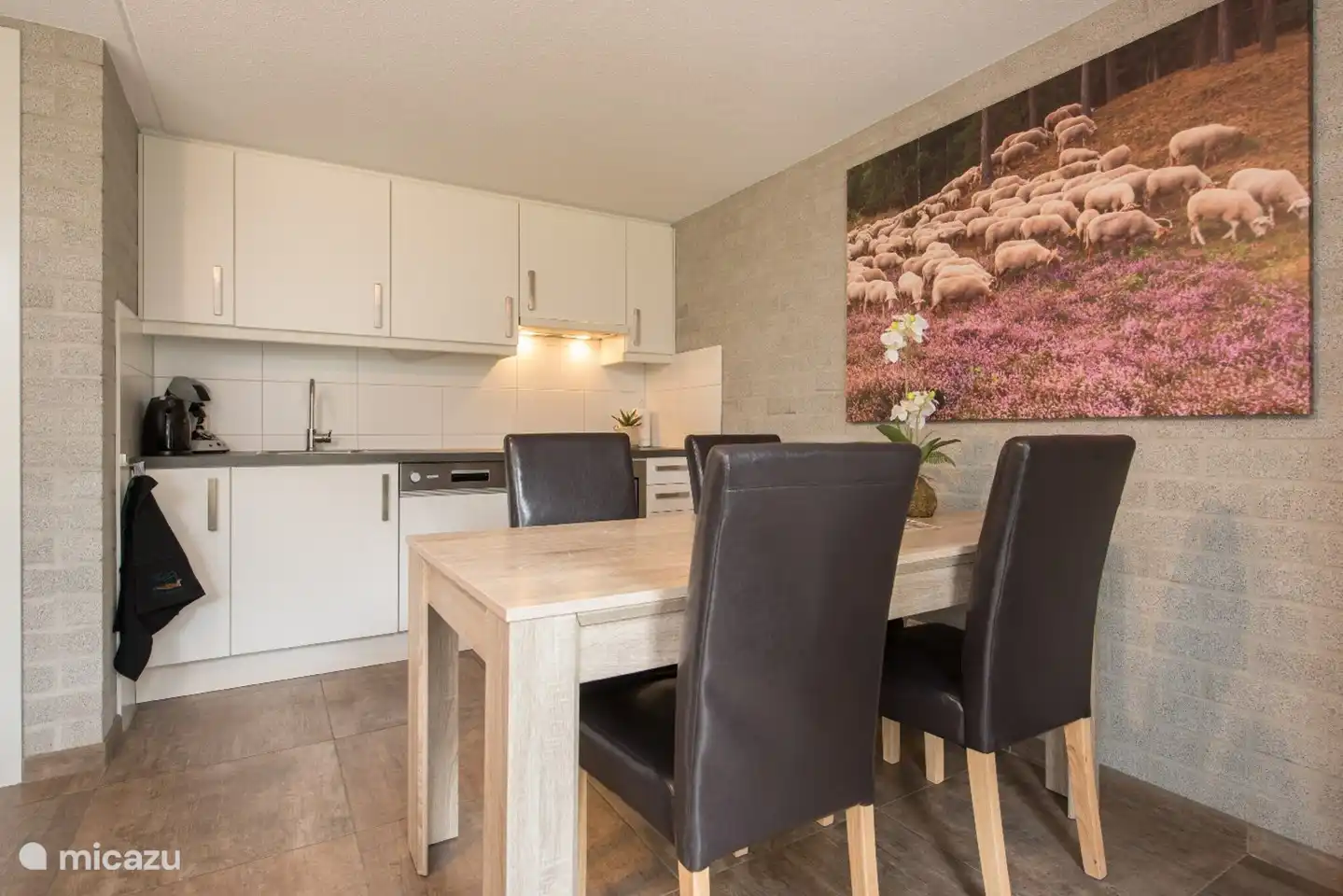 Esstisch und Küche.