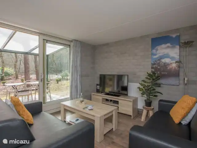 Bonte Specht huren in Nederland, Noord-Brabant, Heesch - bungalow Woonkamer met uitzicht naar de tuin