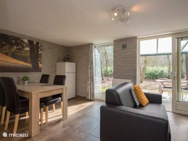 Bonte Specht huren in Nederland, Noord-Brabant, Heesch - bungalow Eettafel