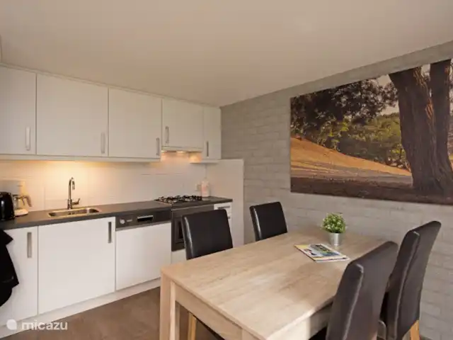Bonte Specht huren in Nederland, Noord-Brabant, Heesch - bungalow Eettafel met de volledig ingerichte keuken