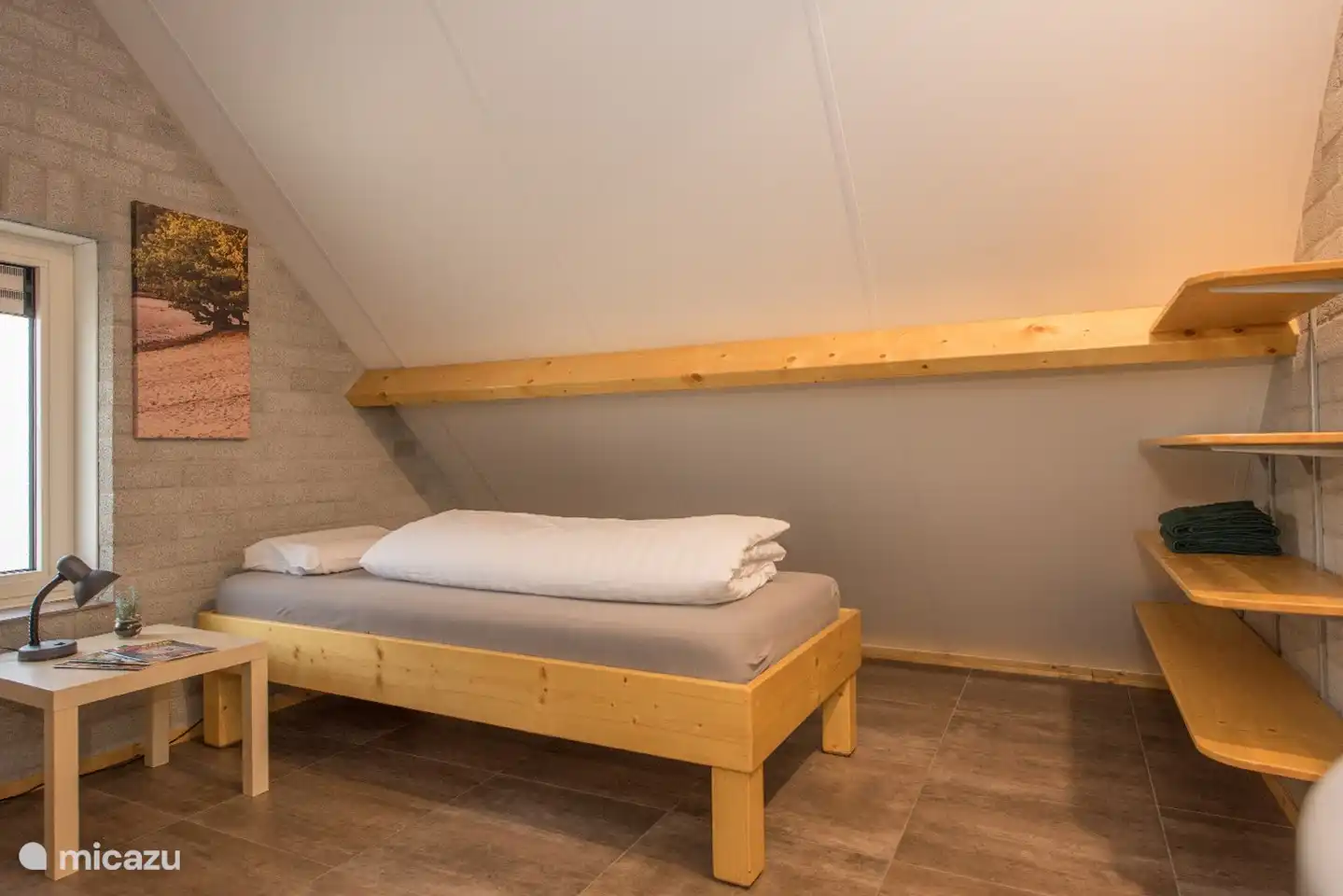 Schlafzimmer im ersten Stock mit einem Einzelbett