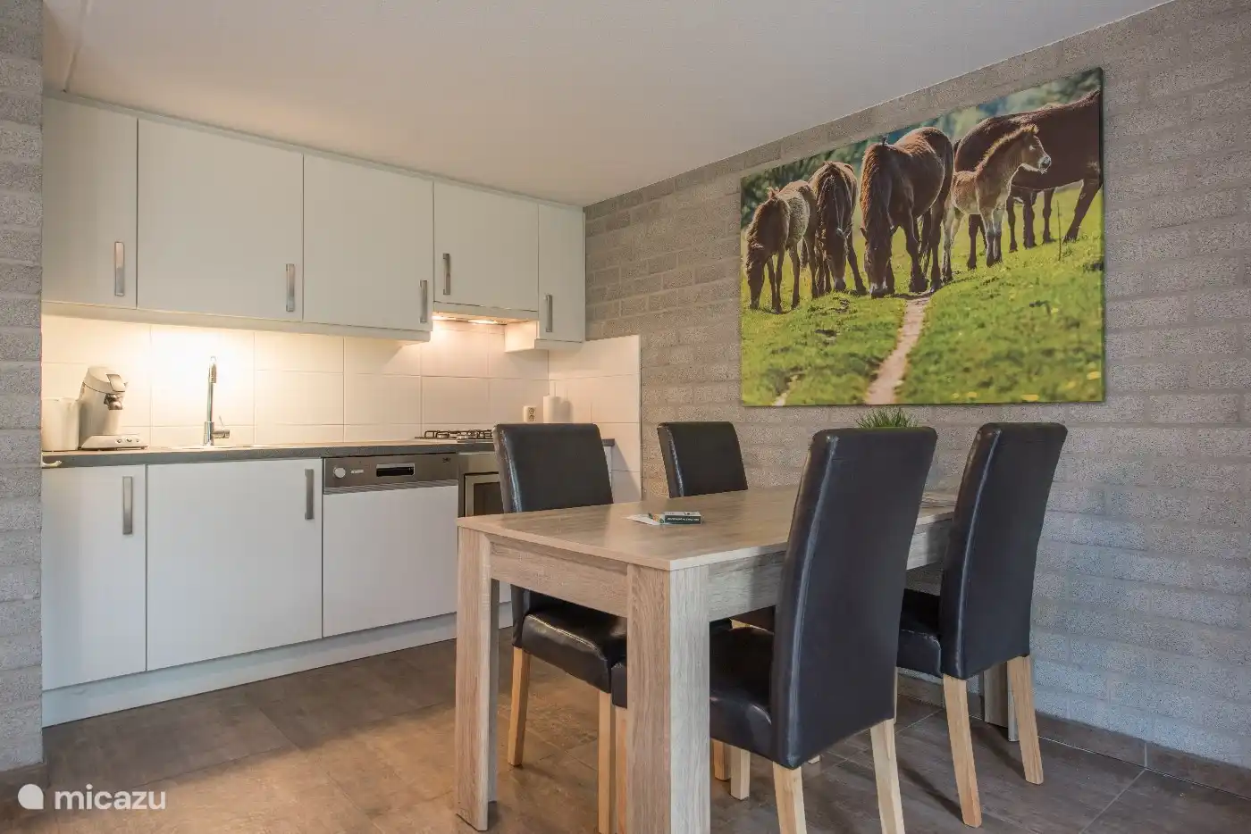 Esstisch und die voll ausgestattete Küche