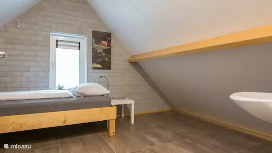 Schlafzimmer im Obergeschoss mit einem Einzelbett