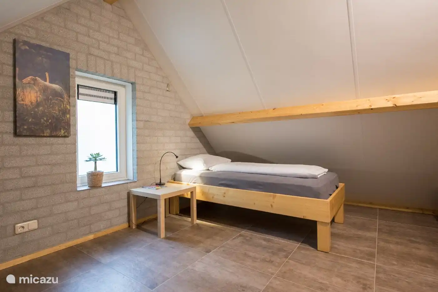 Schlafzimmer im Obergeschoss mit einem Einzelbett