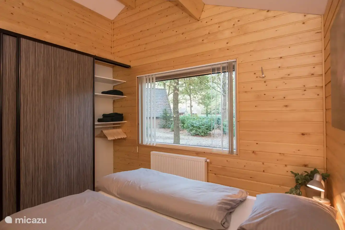 Schlafzimmer mit Doppelbett