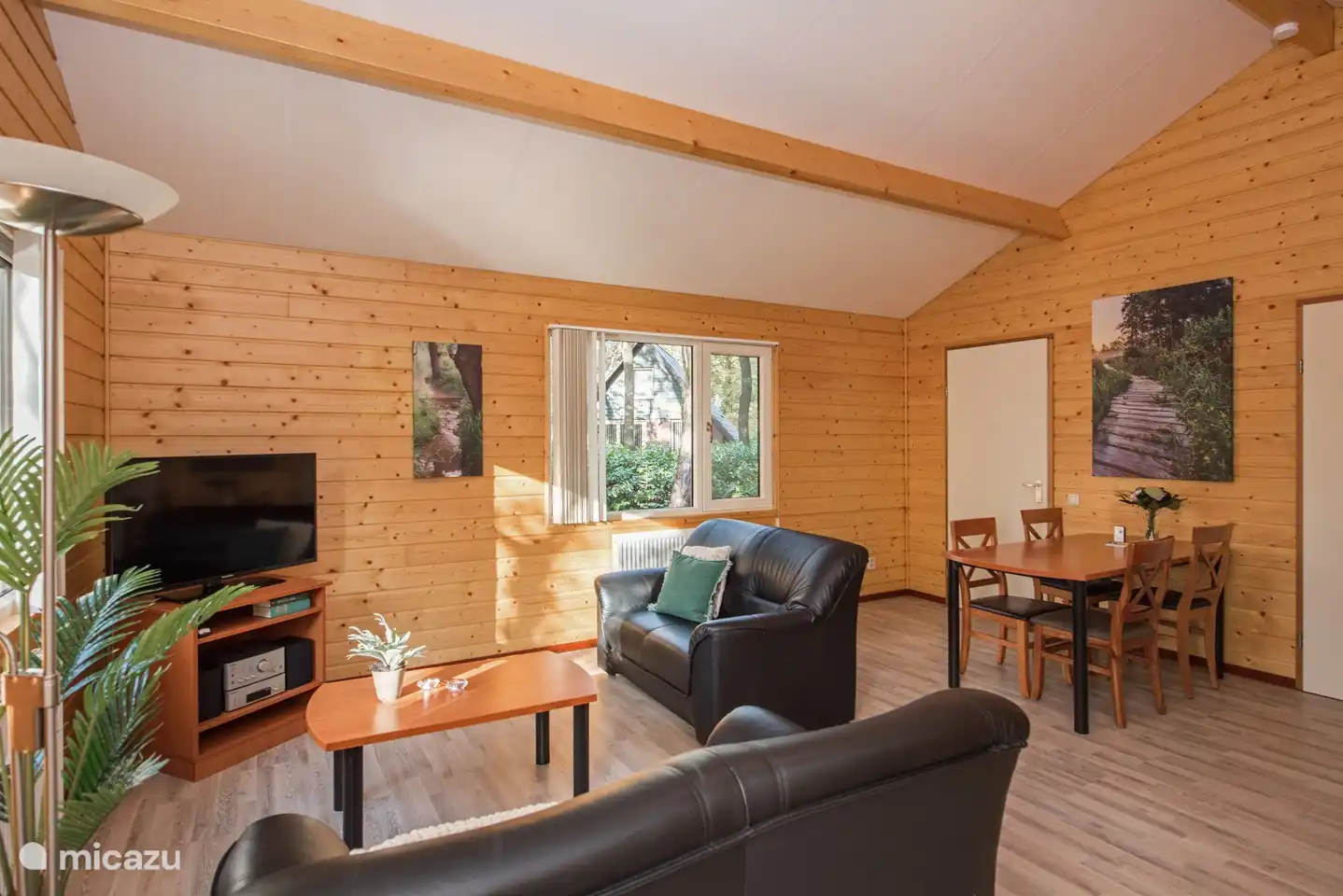 Sitzecke und Esstisch